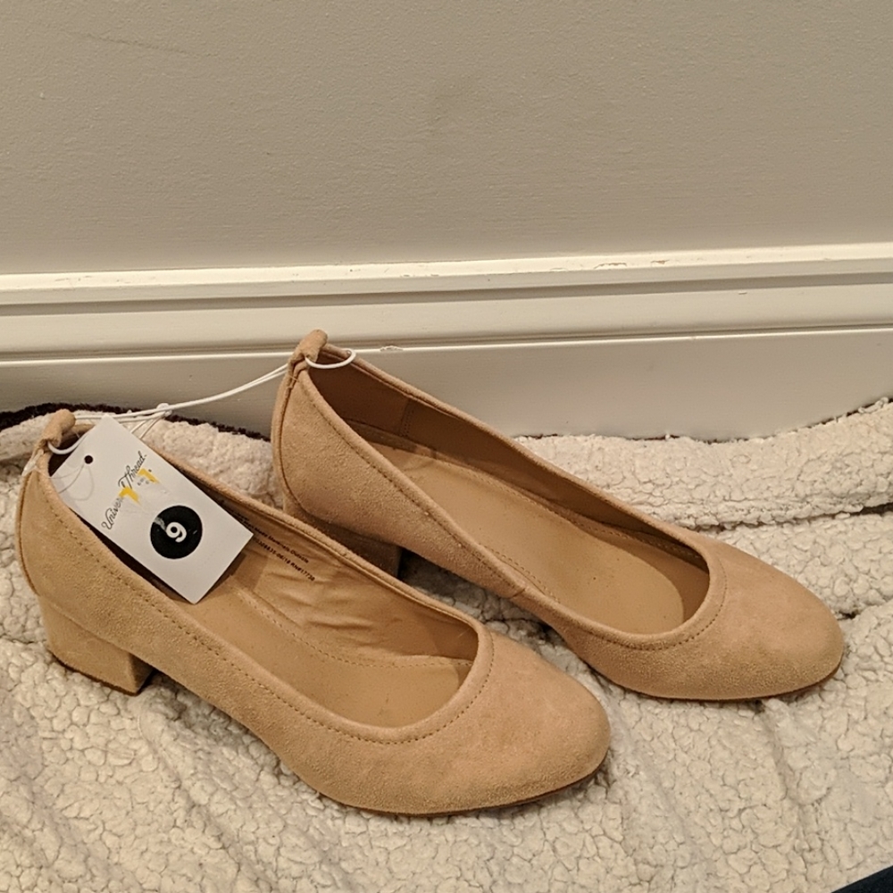 NWT Universal thread nude pumps